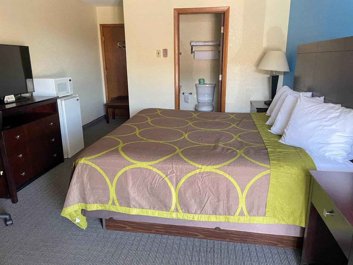 Amerivu Inn & Suites О-Клер Екстер'єр фото